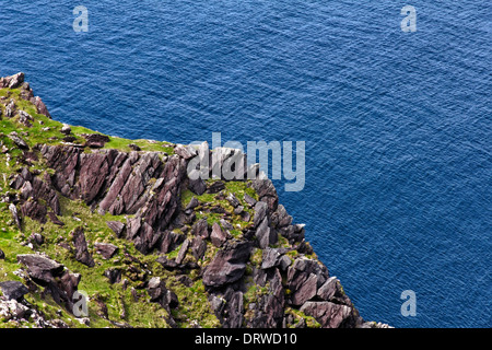 Felsen über dem Meer auf der Dingle-Halbinsel im County Kerry, Irland Stockfoto