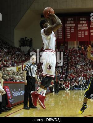 Bloomington, Indiana, USA. 2. Februar 2014. 2. Februar 2014: Indiana Hoosiers Wache Yogi Ferrell (11) schießt dem Ball während der ersten Hälfte gegen die Michigan Wolverines in der Assembly Hall in Bloomington, Indiana. Kredit-Bild: Pat Lovell/Cal Sport Media/Alamy Live News Stockfoto