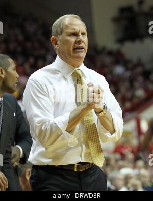 Bloomington, Indiana, USA. 2. Februar 2014. 2. Februar 2014: Michigan Wolverines Trainer John Beilein reagiert während der ersten Hälfte gegen die Indiana Hoosiers in der Assembly Hall in Bloomington, Indiana. Kredit-Bild: Pat Lovell/Cal Sport Media/Alamy Live News Stockfoto