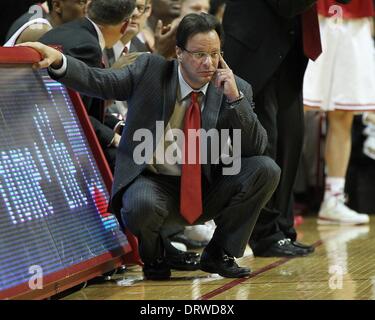 Bloomington, Indiana, USA. 2. Februar 2014. 2. Februar 2014: Indiana Hoosiers Cheftrainer Tom Crean blickt auf in der ersten Hälfte gegen die Michigan Wolverines in der Assembly Hall in Bloomington, Indiana. Kredit-Bild: Pat Lovell/Cal Sport Media/Alamy Live News Stockfoto