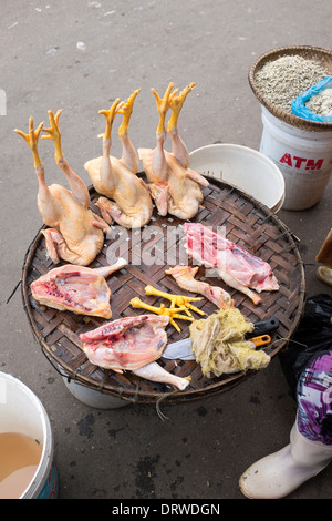 Hühnerfleisch im Verkauf bei Dong Ba Markt Hue, Vietnam Stockfoto