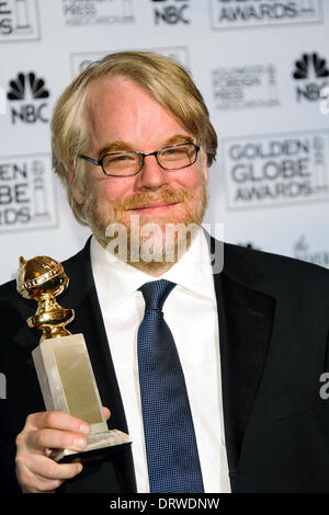 Los Angeles, USA. 16. Januar 2006. (Dpa) - US-Schauspieler Philip Seymour Hoffman posiert für Fotografen mit seinem Golden Globe Award "Beste Leistung eines Schauspielers in einem Kinofilm - Drama" Darsteller "Capote" nach dem 63. Annual Golden Globe Awards im Beverly Hilton Hotel in Los Angeles, USA, 16. Januar 2006. Foto: Hubert Boesl/Dpa/Alamy Live News Stockfoto