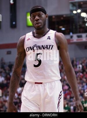 Cincinnati, OH, USA. 2. Februar 2014. Cincinnati Bearcats weiterleiten Justin Jackson (5) während einer NCAA Basketball-Spiel zwischen der South Florida Bulls und die Cincinnati Bearcats am fünften dritten Arena. Die Cincinnati Bearcats besiegte der South Florida Bulls 50-45. Bildnachweis: Csm/Alamy Live-Nachrichten Stockfoto