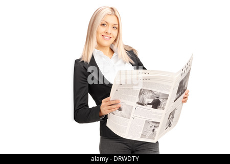 Junge Geschäftsfrau hält eine Zeitung und eine Wand gelehnt Stockfoto