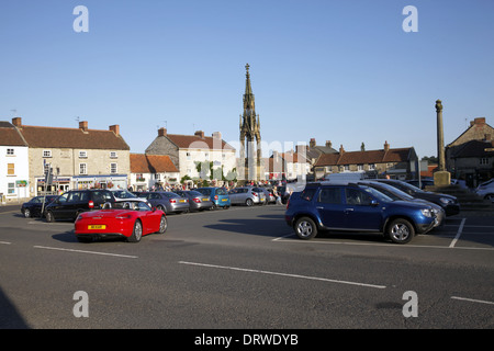 ROTER PORSCHE BOXTER Auto IN quadratischen Marktplatz HELMSLEY NORTH YORKSHIRE ENGLAND 26. August 2013 Stockfoto