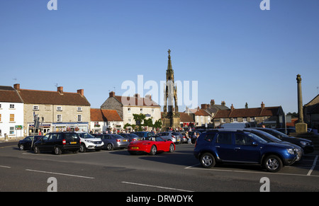 ROTER PORSCHE BOXTER Auto IN quadratischen Marktplatz HELMSLEY NORTH YORKSHIRE ENGLAND 26. August 2013 Stockfoto