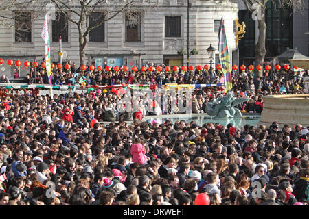 London, UK. 2. Februar 2014. Riesige Menschenmengen versammelten sich am Trafalgar Square zu beteiligen, der Chinese New Year Festival Kredit: Keith Larby/Alamy Live News Stockfoto