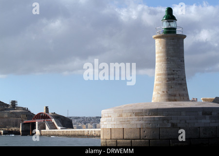 ST. ELMO WELLENBRECHER Kopf Licht & Brücke VALLETTA MALTA 5. Dezember 2013 Stockfoto