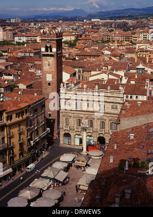 Verona, Italien. Blick vom Torre dei Lamberto, der Piazza Delle Erbe. Statue eines Löwen auf einer Säule und Marktständen auf dem Platz Stockfoto