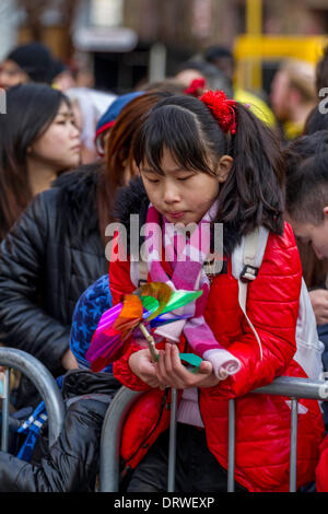 China Stadt, Manchester, UK. 2. Februar 2014. Manchester feiert Chinesisches Neujahr in Stil, Manchester hat die größte chinesische Gemeinde außerhalb von London. Tausende säumen die Straßen und feiern das Jahr des Pferdes. Bildnachweis: Steven Purcell/Alamy Live-Nachrichten Stockfoto