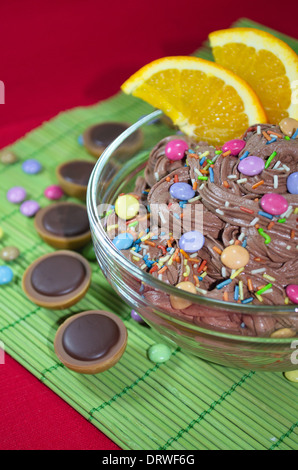 Mousse au Chocolat mit Orange und Streuseln Stockfoto