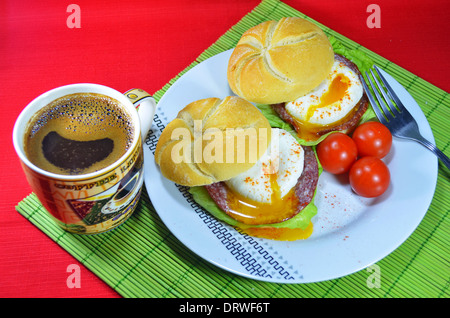 Pochiertes Ei auf Toast Englisch muffin Stockfoto