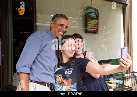 US-Präsident Barack Obama posiert für ein Foto im Magnolias Deli & Café während der College Erschwinglichkeit Bustour 22. August 2013 in Rochester, New York. Stockfoto