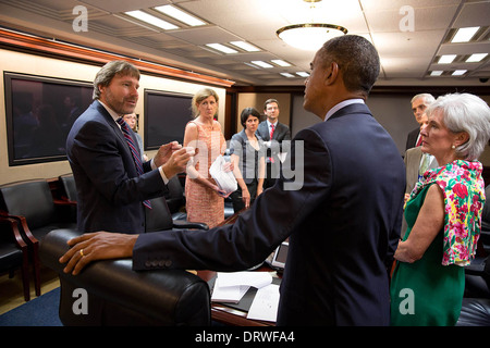 US-Präsident Barack Obama spricht mit Chris Jennings, Deputy Assistant des Präsidenten für Gesundheit Politik & Koordinator für Gesundheit Reform, links, nach einem Treffen mit Health And Human Services Secretary Kathleen Sebelius, rechts, über die bezahlbare Pflege Act in den Situation Room des weißen Hauses 21. August 2013 in Washington, DC. Stockfoto