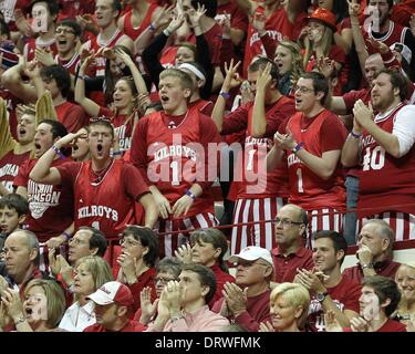 Bloomington, Indiana, USA. 2. Februar 2014. 2. Februar 2014: Indiana Hoosiers Fans jubeln während des Spiels gegen die Michigan Wolverines in der Assembly Hall in Bloomington, Indiana. Indiana gewann 63-52. Kredit-Bild: Pat Lovell/Cal Sport Media/Alamy Live News Stockfoto