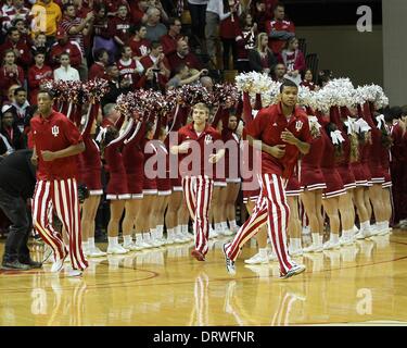 Bloomington, Indiana, USA. 2. Februar 2014. 2. Februar 2014: Indiana Hoosiers laufen auf den Hof vor dem Spiel gegen die Michigan Wolverines in der Assembly Hall in Bloomington, Indiana. Indiana gewann 63-52. Kredit-Bild: Pat Lovell/Cal Sport Media/Alamy Live News Stockfoto