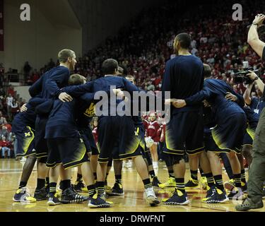 Bloomington, Indiana, USA. 2. Februar 2014. 2. Februar 2014: Michigan Wolverines kauert vor dem Spiel gegen die Indiana Hoosiers in der Assembly Hall in Bloomington, Indiana. Indiana gewann 63-52. Kredit-Bild: Pat Lovell/Cal Sport Media/Alamy Live News Stockfoto