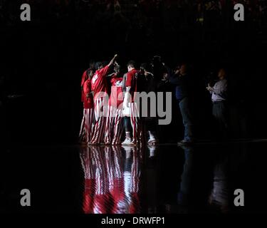 Bloomington, Indiana, USA. 2. Februar 2014. 2. Februar 2014: Indiana Hoosiers drängen sich vor dem Spiel gegen die Michigan Wolverines in der Assembly Hall in Bloomington, Indiana. Indiana gewann 63-52. Kredit-Bild: Pat Lovell/Cal Sport Media/Alamy Live News Stockfoto