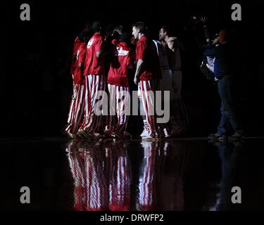 Bloomington, Indiana, USA. 2. Februar 2014. 2. Februar 2014: Indiana Hoosiers drängen sich vor dem Spiel gegen die Michigan Wolverines in der Assembly Hall in Bloomington, Indiana. Indiana gewann 63-52. Kredit-Bild: Pat Lovell/Cal Sport Media/Alamy Live News Stockfoto