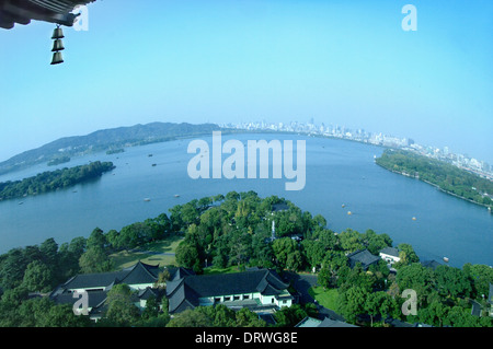 Chinesische Park in Hangzhou nahe Xihu-See in China. Schöne Bäume aus Weide mit Reflexion über den Fluss. Stockfoto