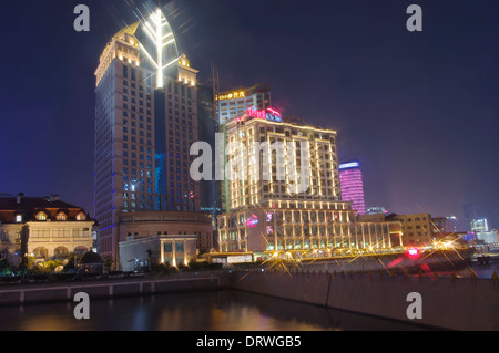 SHANGHAI - NOV. 15.2013 Bund, ist Hotel Möwe den linken Teil des Gebäudes sichtbar russischen Generalkonsulat in Shanghai Stockfoto