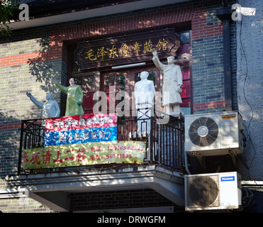 SHANGHAI - NOV. 15.2013 China A Statue von Chinas ehemaligen Vorsitzenden Mao Zedong auf dem Balkon eines Mehrfamilienhauses in Shanghai Stockfoto