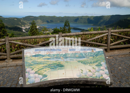 Aussichtspunkt mit Karte der Caldera, Lagoa Azul, Insel Sao Miguel, Azoren, Portugal Stockfoto