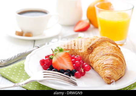 Frische Croissant mit Beeren, Kaffee und Orangensaft Closeup Stockfoto