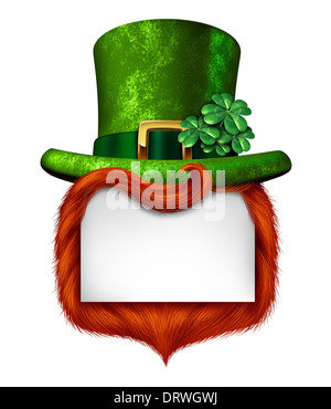 Kobold leere Zeichen Banner mit einem grünen Kleeblatt Glück Zylinderhut und orange rote Haare als St Patricks Tag Symbol und Glück Ikone der irischen Tradition Feier mit magischen vier-Blatt Klee Dekoration auf einem weißen Hintergrund. Stockfoto