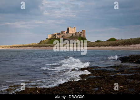 Bamburgh Castle sonnenbeschienenen an einem Sommerabend gesehen vom Strand in Northumberland Stockfoto