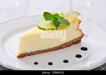 Käsekuchen mit Limette und Minze auf Platte closeup Stockfoto