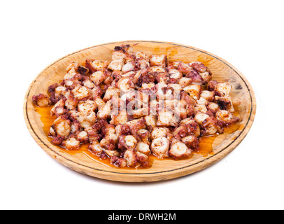 Pulpo Feira in eine Holzplatte und isoliert auf weißem Hintergrund Stockfoto