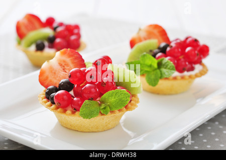 Törtchen mit Frischkäse und frischen Beeren auf Platte closeup Stockfoto