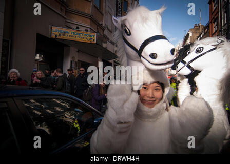 Chinatown, London, UK. 2. Februar 2014.  Eine Mädchen gekleidet wie ein Pferd an der Parade durch Chinatown, das Jahr des Pferdes Kredits feiern teilnimmt: Stephen Chung/Alamy Live News Stockfoto