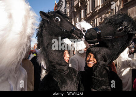 Chinatown, London, UK. 2. Februar 2014.  Mädchen gekleidet wie Pferde an der Parade durch Chinatown, das Jahr des Pferdes Kredits Feiern teilnehmen: Stephen Chung/Alamy Live News Stockfoto