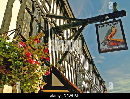 Fachwerk schwarzen und weißen Gebäude im Zentrum von Stratford-upon-Avon. Stockfoto