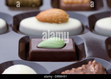 Box mit sortierten edle Pralinen. Stockfoto