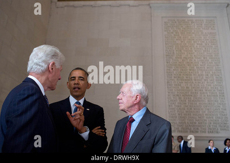 US-Präsident Barack Obama Gespräche mit ehemaligen Präsidenten Bill Clinton und Jimmy Carter vor der Let Freedom Ring-Zeremonie zum Gedenken an den 50. Jahrestag der historischen Marsch auf Washington für Arbeitsplätze und Freiheit am Lincoln Memorial 28. August 2013 in Washington, DC. Stockfoto