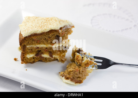 Hausgemachter Karottenkuchen auf einem weißen Teller. Stockfoto