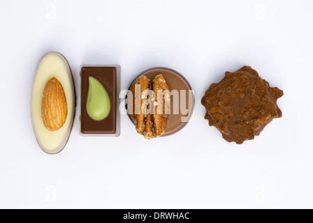 Vier edle Pralinen auf weißem Hintergrund. Stockfoto