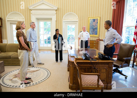 US-Präsident Barack Obama beschreibt die Situation in Syrien mit senior Berater im Oval Office des weißen Hauses 24. August 2013 in Washington, DC. Stehen von links: Karen Donfried, Senior Director für europäische Angelegenheiten; Chef des Stabes Denis McDonough; National Security Advisor Susan E. Rice; und General Martin Dempsey, Vorsitzender der Gelenke Chiefs Of Staff. Stockfoto