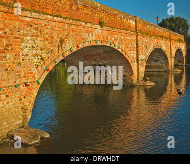 Die alte Straßenbahn-Brücke über den Fluss Avon in der Warwickshire Stratford upon Avon wird mittlerweile von Fußgängern genutzt. Stockfoto