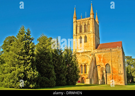 Pershore Abbey wurde praktisch durch König Henry VIII während der Reformation zerstört. Der Glockenturm und die kleine Kapelle bleiben als Pfarrkirche. Stockfoto