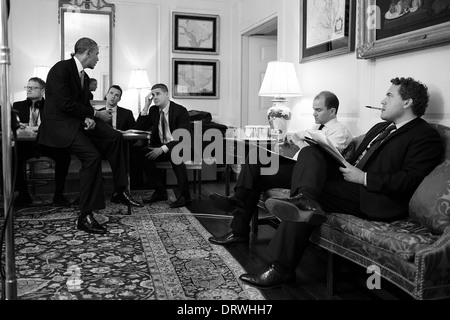 US-Präsident Barack Obama in seiner Rede an die Nation auf Syrien mit Mitarbeitern in der Map Room des weißen Hauses 10. September 2013 in Washington, DC funktioniert. Sitzend von rechts: Direktor des Speechwriting Cody Keenan; Ben Rhodes, stellvertretenden nationalen Sicherheitsberater für strategische Kommunikation; Senior Advisor Dan Pfeiffer; und ehemaliger Direktor der Speechwriting Jon Favreau. Stockfoto