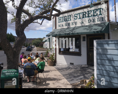 Kunden, die Essen an Tischen im freien Markt der High Street und Deli in San Luis Obispo, Kalifornien, USA Stockfoto