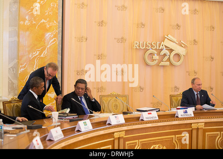US-Präsident Barack Obama spricht mit Bob Carr, Australien Minister für auswärtige Angelegenheiten, als Präsident Vladimir Putin eine Sitzung am Nachmittag Plenum Konstantinowski Palace während des G20-Gipfels 6. September 2013 in St. Petersburg, Russland öffnet. Stockfoto