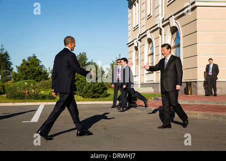 US-Präsident Barack Obama vor ihrem bilateralen Treffen am Palast der Kongresse auf dem G20-Gipfel 6. September 2013 in St. Petersburg, Russland von Präsident Xi Jinping China begrüßt wird. Stockfoto