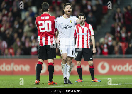 Bilbao, Spanien. 2. Februar 2014. Xabi Alonso (C) während Fußball-Liga BBVA entsprechen Athletic Club Vs Real Madrid an San Mames Stadion gespielt Basc Land, Spanien am 2. Februar 2014. Foto: Ortzi Omenaka / Urbanandsport / Kredit-NurPhoto: Ortzi Omenaka/NurPhoto/ZUMAPRESS.com/Alamy Live-Nachrichten Stockfoto