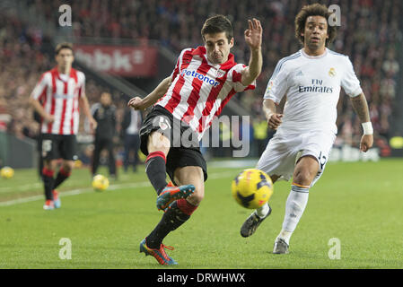 Bilbao, Spanien. 2. Februar 2014. Athletic Club Vs, die Real Madrid an San Mames Stadion gespielt, Basc Land, Spanien am 2. Februar 2014 passen Susaeta und Marcelo während Fußball-Liga BBVA. Foto: Ortzi Omenaka / Urbanandsport / Kredit-NurPhoto: Ortzi Omenaka/NurPhoto/ZUMAPRESS.com/Alamy Live-Nachrichten Stockfoto