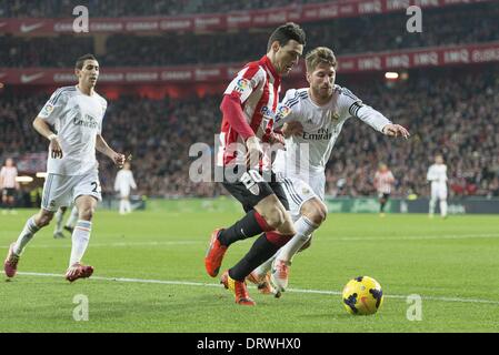 Bilbao, Spanien. 2. Februar 2014. Athletic Club Vs, die Real Madrid an San Mames Stadion gespielt, Basc Land, Spanien am 2. Februar 2014 passen Aduriz und Sergio Ramos während Fußball-Liga BBVA. Foto: Ortzi Omenaka / Urbanandsport / Kredit-NurPhoto: Ortzi Omenaka/NurPhoto/ZUMAPRESS.com/Alamy Live-Nachrichten Stockfoto